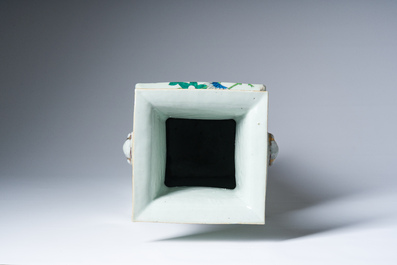 Vase de forme carr&eacute;e en porcelaine de Chine famille rose &agrave; d&eacute;cor de ph&eacute;nix et de fruits 'sanduo', 19&egrave;me si&egrave;cle