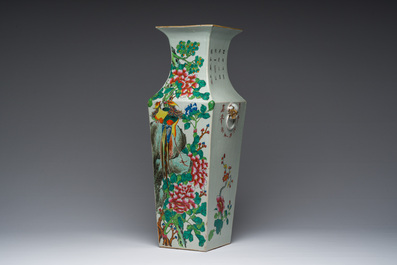 Vase de forme carr&eacute;e en porcelaine de Chine famille rose &agrave; d&eacute;cor de ph&eacute;nix et de fruits 'sanduo', 19&egrave;me si&egrave;cle