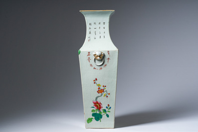 Vase de forme carr&eacute;e en porcelaine de Chine famille rose &agrave; d&eacute;cor de ph&eacute;nix et de fruits 'sanduo', 19&egrave;me si&egrave;cle