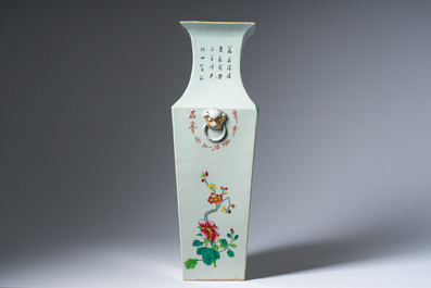 Vase de forme carr&eacute;e en porcelaine de Chine famille rose &agrave; d&eacute;cor de ph&eacute;nix et de fruits 'sanduo', 19&egrave;me si&egrave;cle