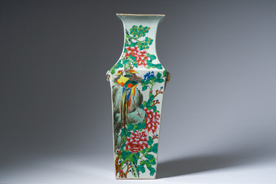 Vase de forme carr&eacute;e en porcelaine de Chine famille rose &agrave; d&eacute;cor de ph&eacute;nix et de fruits 'sanduo', 19&egrave;me si&egrave;cle