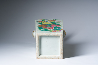 Vase de forme carr&eacute;e en porcelaine de Chine famille rose &agrave; d&eacute;cor de ph&eacute;nix et de fruits 'sanduo', 19&egrave;me si&egrave;cle