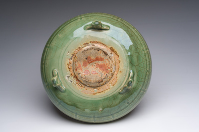 Een Chinese driepotige Longquan celadon wierookbrander, Ming