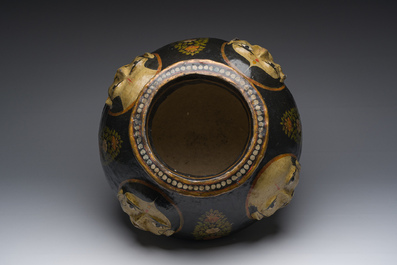 Een Indische Kasjmier papier-mach&eacute; vaas met reli&euml;fdecor van gezichten, 19de eeuw