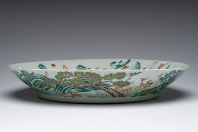 Een grote Chinese famille rose '100 herten' schotel, 19de eeuw