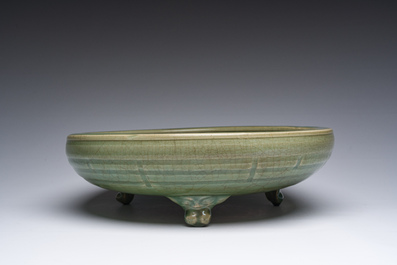 Een Chinese driepotige Longquan celadon wierookbrander, Ming