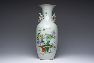 Een Chinese famille rose vaas met dubbel decor van geleerden en antiquiteiten, 19de/20ste eeuw