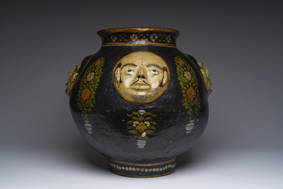 Een Indische Kasjmier papier-mach&eacute; vaas met reli&euml;fdecor van gezichten, 19de eeuw