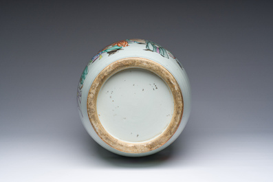 Een Chinese famille rose vaas met dubbel decor van geleerden en antiquiteiten, 19de/20ste eeuw