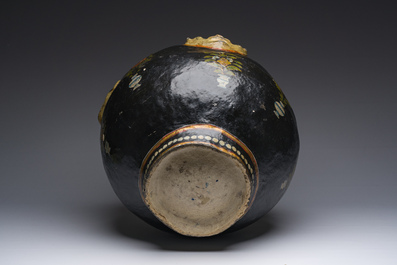 Een Indische Kasjmier papier-mach&eacute; vaas met reli&euml;fdecor van gezichten, 19de eeuw