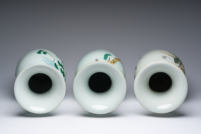 Trois vases en porcelaine de Chine famille rose &agrave; d&eacute;cor figuratif, 19&egrave;me/20&egrave;me si&egrave;cle