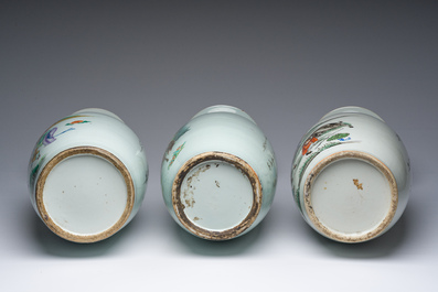 Trois vases en porcelaine de Chine famille rose &agrave; d&eacute;cor figuratif, 19&egrave;me/20&egrave;me si&egrave;cle