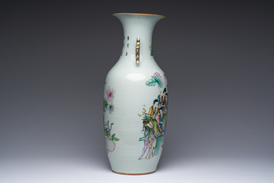 Een Chinese famille rose vaas met dubbel decor van geleerden en antiquiteiten, 19de/20ste eeuw