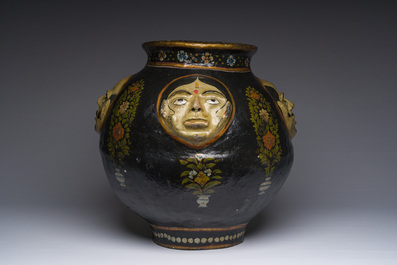 Een Indische Kasjmier papier-mach&eacute; vaas met reli&euml;fdecor van gezichten, 19de eeuw