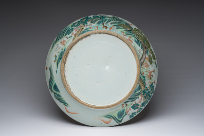 Een grote Chinese famille rose '100 herten' schotel, 19de eeuw