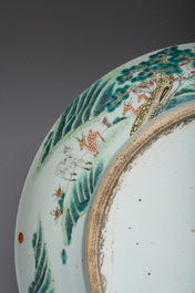 Een grote Chinese famille rose '100 herten' schotel, 19de eeuw