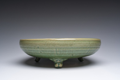 Een Chinese driepotige Longquan celadon wierookbrander, Ming