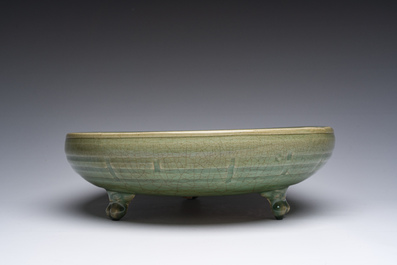 Een Chinese driepotige Longquan celadon wierookbrander, Ming
