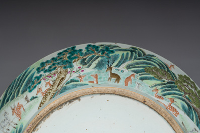 Een grote Chinese famille rose '100 herten' schotel, 19de eeuw