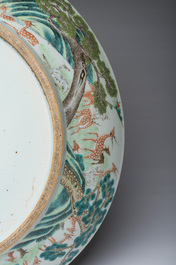 Een grote Chinese famille rose '100 herten' schotel, 19de eeuw