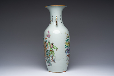 Een Chinese famille rose vaas met dubbel decor van geleerden en antiquiteiten, 19de/20ste eeuw