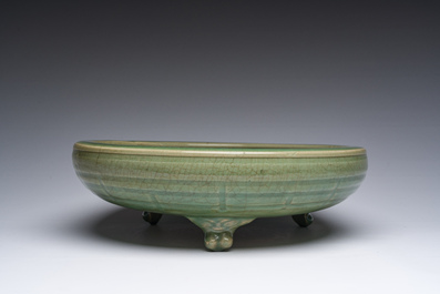 Een Chinese driepotige Longquan celadon wierookbrander, Ming