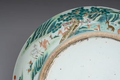 Een grote Chinese famille rose '100 herten' schotel, 19de eeuw