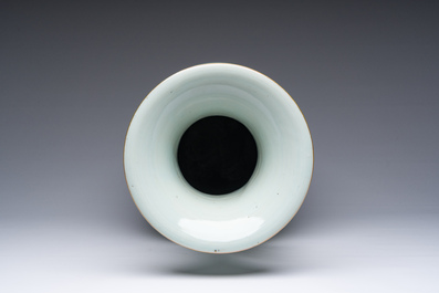 Een Chinese famille rose vaas met dubbel decor van geleerden en antiquiteiten, 19de/20ste eeuw