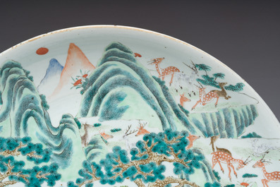 Een grote Chinese famille rose '100 herten' schotel, 19de eeuw