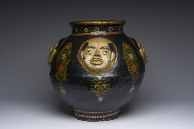Een Indische Kasjmier papier-mach&eacute; vaas met reli&euml;fdecor van gezichten, 19de eeuw