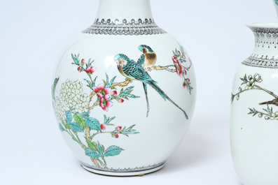 Acht Chinese famille rose vazen met vogels tussen bloesemtakken en figuratief decor, 20ste eeuw