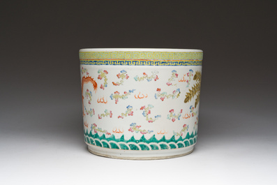 A Chinese famille rose 'dragon and phoenix' scroll pot, 19th C.