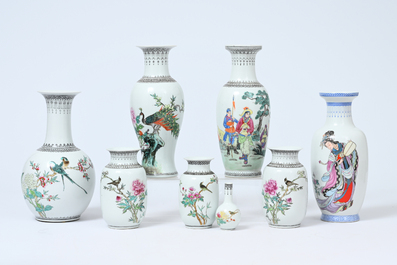Acht Chinese famille rose vazen met vogels tussen bloesemtakken en figuratief decor, 20ste eeuw