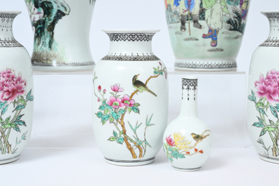 Acht Chinese famille rose vazen met vogels tussen bloesemtakken en figuratief decor, 20ste eeuw