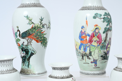 Acht Chinese famille rose vazen met vogels tussen bloesemtakken en figuratief decor, 20ste eeuw