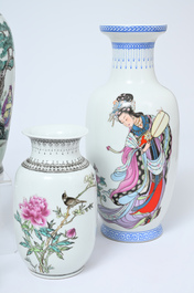 Acht Chinese famille rose vazen met vogels tussen bloesemtakken en figuratief decor, 20ste eeuw