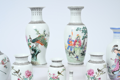 Acht Chinese famille rose vazen met vogels tussen bloesemtakken en figuratief decor, 20ste eeuw