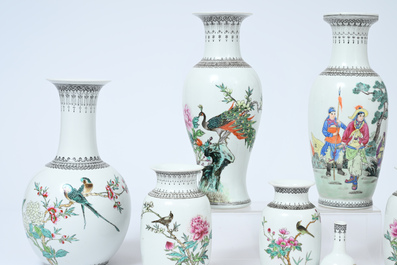 Acht Chinese famille rose vazen met vogels tussen bloesemtakken en figuratief decor, 20ste eeuw