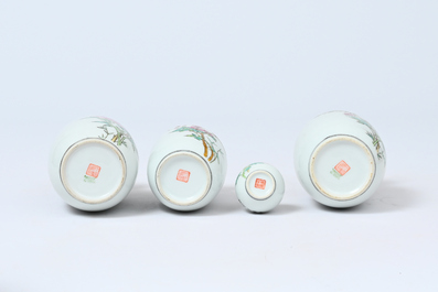 Acht Chinese famille rose vazen met vogels tussen bloesemtakken en figuratief decor, 20ste eeuw