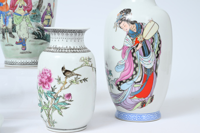 Acht Chinese famille rose vazen met vogels tussen bloesemtakken en figuratief decor, 20ste eeuw