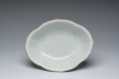 Een Chinese famille rose dekselvaas met antiquiteiten, een gemberpot met bloemenmanden en een kom met onsterfelijken, 19de eeuw