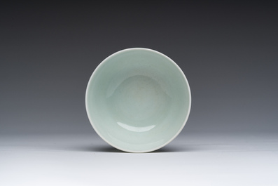 Bol &agrave; th&eacute; en porcelaine doucai &agrave; d&eacute;cor de gar&ccedil;ons jouant dans un paysage, marque de Wanli, 20&egrave;me si&egrave;cle