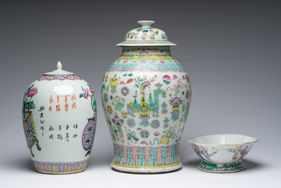 Een Chinese famille rose dekselvaas met antiquiteiten, een gemberpot met bloemenmanden en een kom met onsterfelijken, 19de eeuw