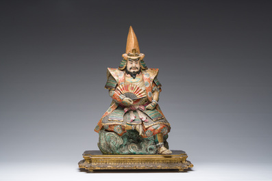 Een Japanse Satsuma sculptuur van een krijger op een verguld houten basis, Meiji, 19de eeuw