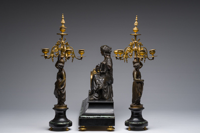 Een Franse driedelige verguld en gepatineerd bronzen en marmeren schouwgarnituur bekroond met Erato, ca. 1900
