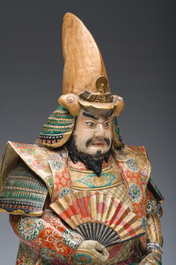 Een Japanse Satsuma sculptuur van een krijger op een verguld houten basis, Meiji, 19de eeuw