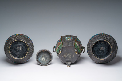 Plat en &eacute;maux cloisonn&eacute;s et trois vases en bronze et &eacute;maux champlev&eacute;s, Japon, Meiji, 19&egrave;me si&egrave;cle