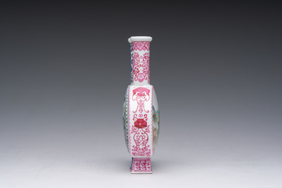 Vase double en porcelaine de Chine famille rose &agrave; d&eacute;cor floral et de paysage, marque de Qianlong, R&eacute;publique, 20&egrave;me si&egrave;cle