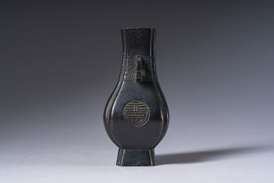 Een Chinese bronzen 'Shou' vaas, Qing