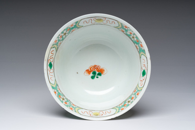 Een Chinese famille verte kom met een fazant tussen bloesemtakken, Kangxi